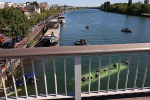 Bus stürzt bei Paris in Seine – Fahrschülerin am Steuer