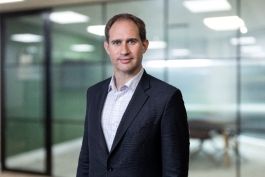 Caldwell stärkt seine Kompetenzen in den Bereichen Finanzdienstleistungen und Fintech durch die Einstellung von Alex Langridge in London