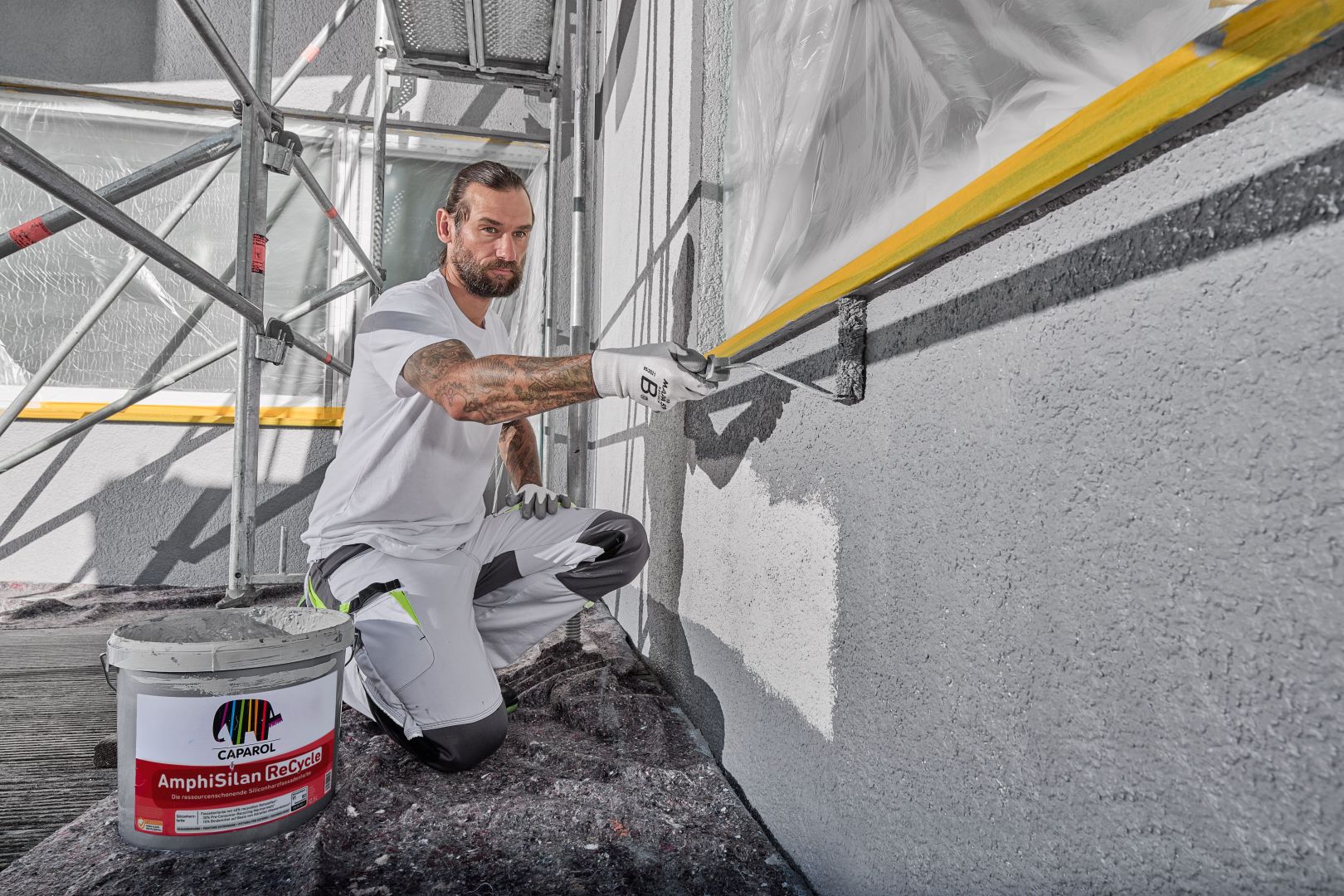 Caparol bringt nachhaltige Innovation auf die Fassade: AmphiSilan ReCycle Farbe aus 40 % recycelten Rohstoffen