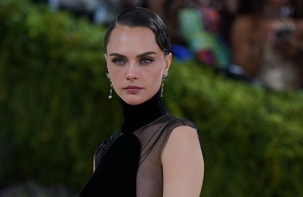 Cara Delevingne versucht zu lernen, wie sie in ihrer Beziehung 'unterwürfig' sein kann, ohne ihre 'feurige, dominante' Seite zu verlieren.