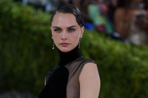 Cara Delevingne versucht zu lernen, wie sie in ihrer Beziehung 'unterwürfig' sein kann, ohne ihre 'feurige, dominante' Seite zu verlieren.