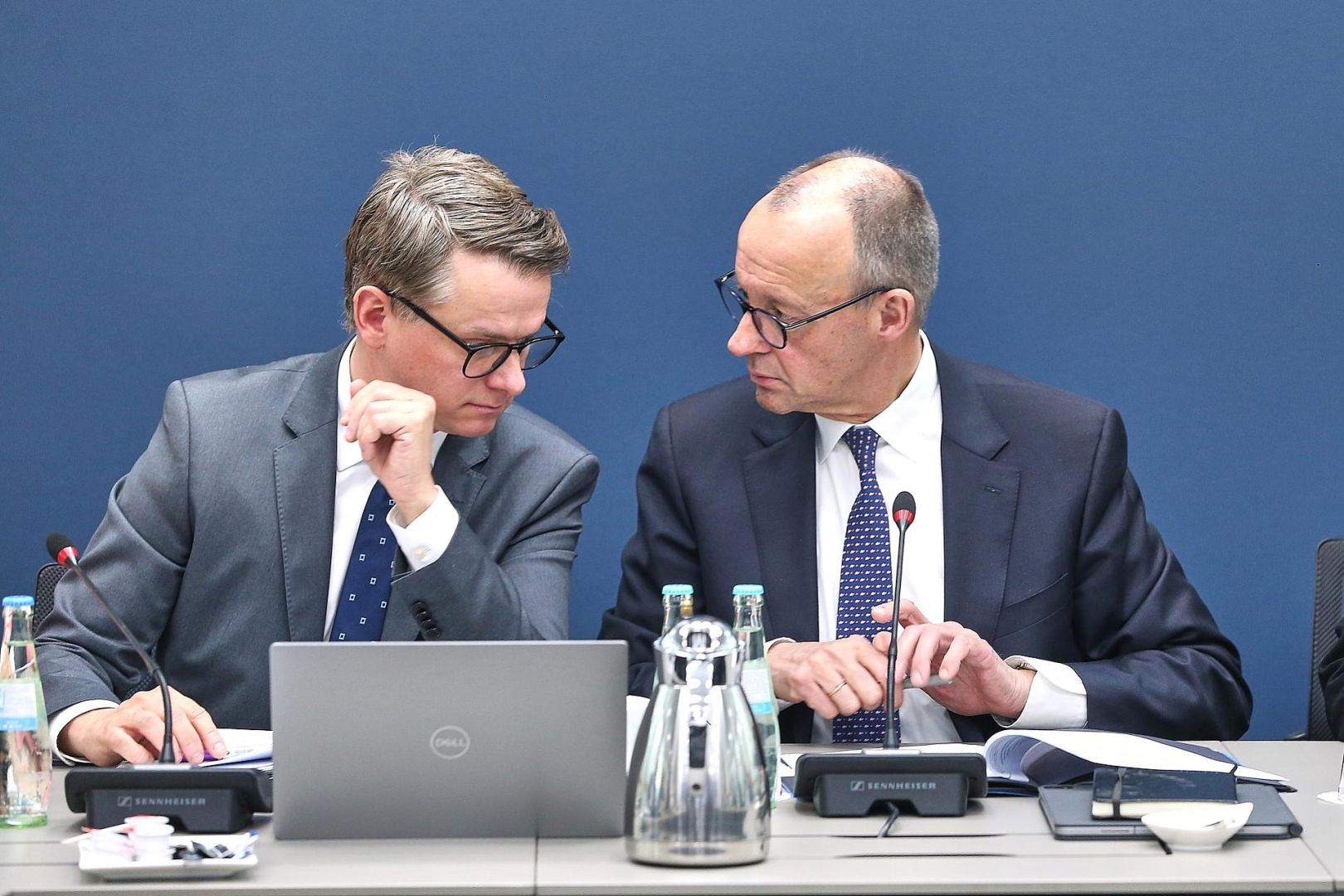 Carsten Linnemann und Friedrich Merz am 09.02.2026