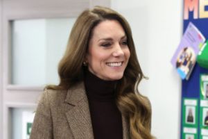 Catherine, Prinzessin von Wales, teilte eine Umarmung und einen emotionalen Moment mit einer Frau, die gerade ihre Krebsbehandlung beendete, während eines Besuchs im The Christie in Manchester.