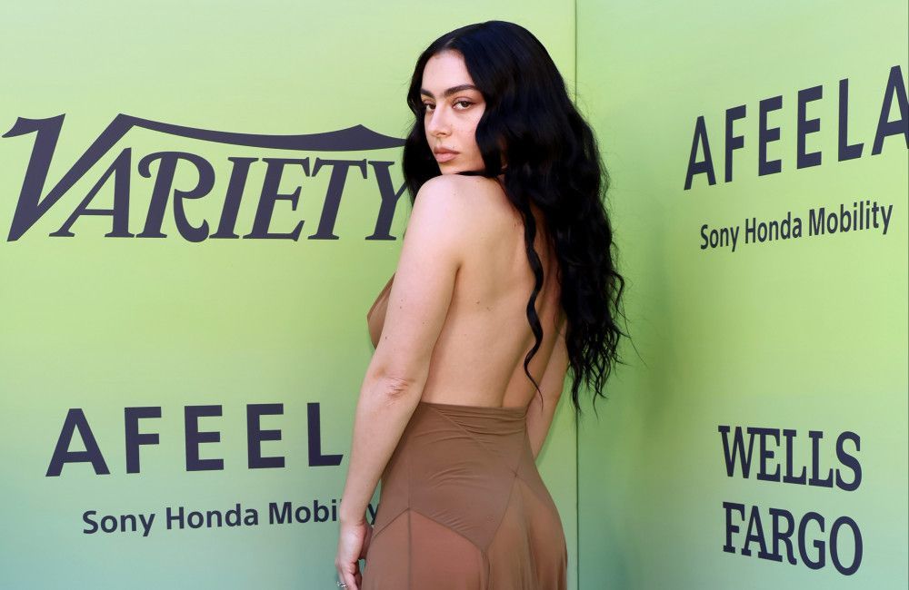 Charli xcx findet es 'wirklich schwer', 'brat' loszulassen.