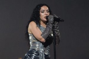 Charli XCX hatte Angst, dass 'Brat' ihr 'den Rauswurf' von ihrem Label einbringen könnte.