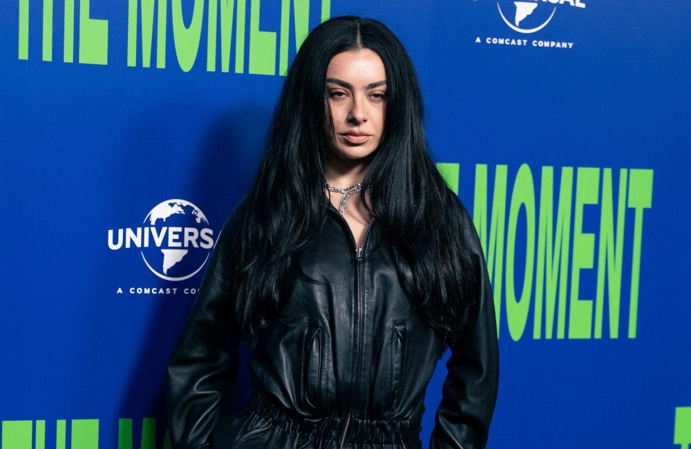 Charli xcx sagt, ihr Wechsel zur Schauspielerei sei 'von Natur aus peinlich'.