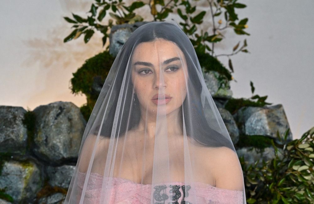 Charli XCX trägt eines ihrer Hochzeitskleider 'die ganze Zeit'.