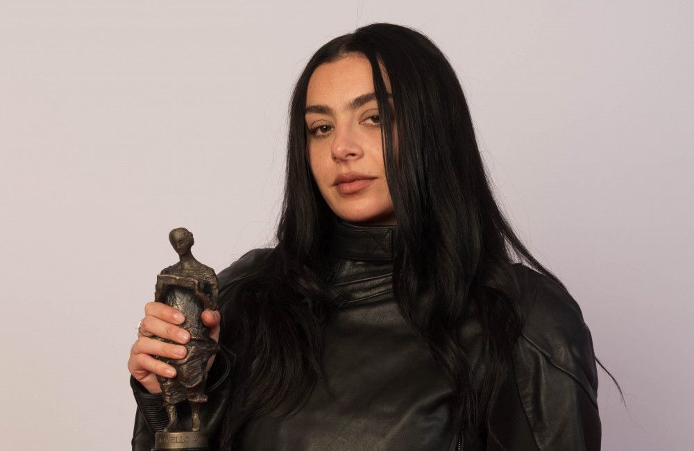 Charli xcx wurde bei den Ivors mit Amazon Music zur Songwriterin des Jahres gekürt.