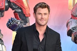 Chris Hemsworth hatte Schwierigkeiten am Schlagzeug.