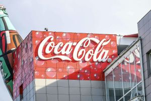 Coca-Cola erhöht Jahresprognose nach starkem zweitem Quartal