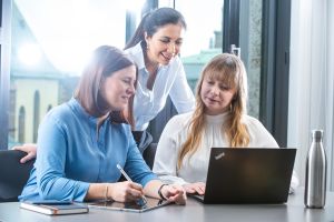 Code und Consulting: d-fine und Hacker School bieten Aktionen zum Girls’Day 2026 an