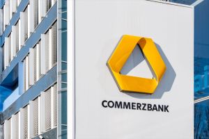Commerzbank stolpert im Übernahmeduell – weniger Gewinn, mehr Druck