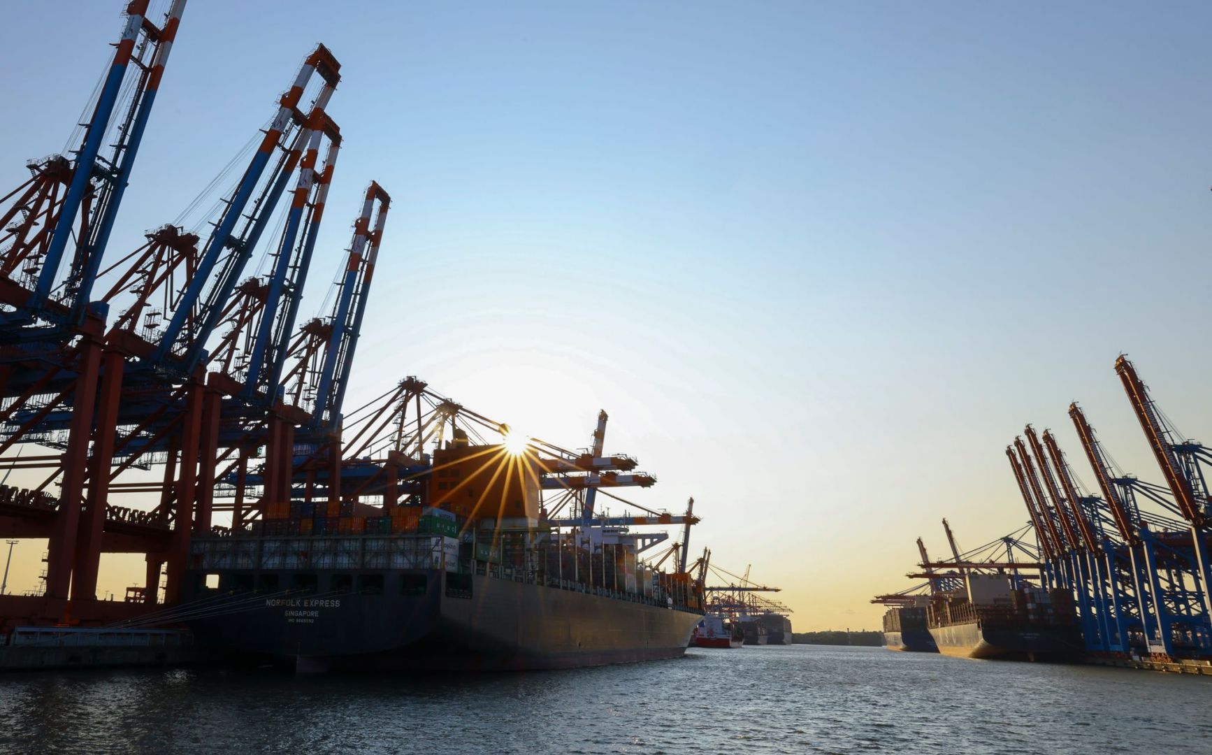 Containerumschlag im Hafen Hamburg