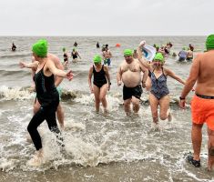 Cuxhaven: Mutig ins neue Jahr: Neujahrsanbaden 2026 in Duhnen