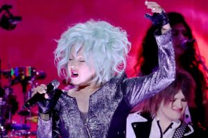 Cyndi Lauper wird in die Rock and Roll Hall of Fame aufgenommen.