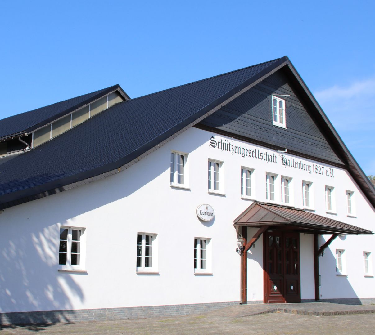 Dachsanierung für Vereine: So lassen sich Vereinsheime preiswert und langlebig sanieren