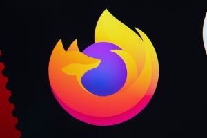 Das Firefox-Logo auf einem Laptop