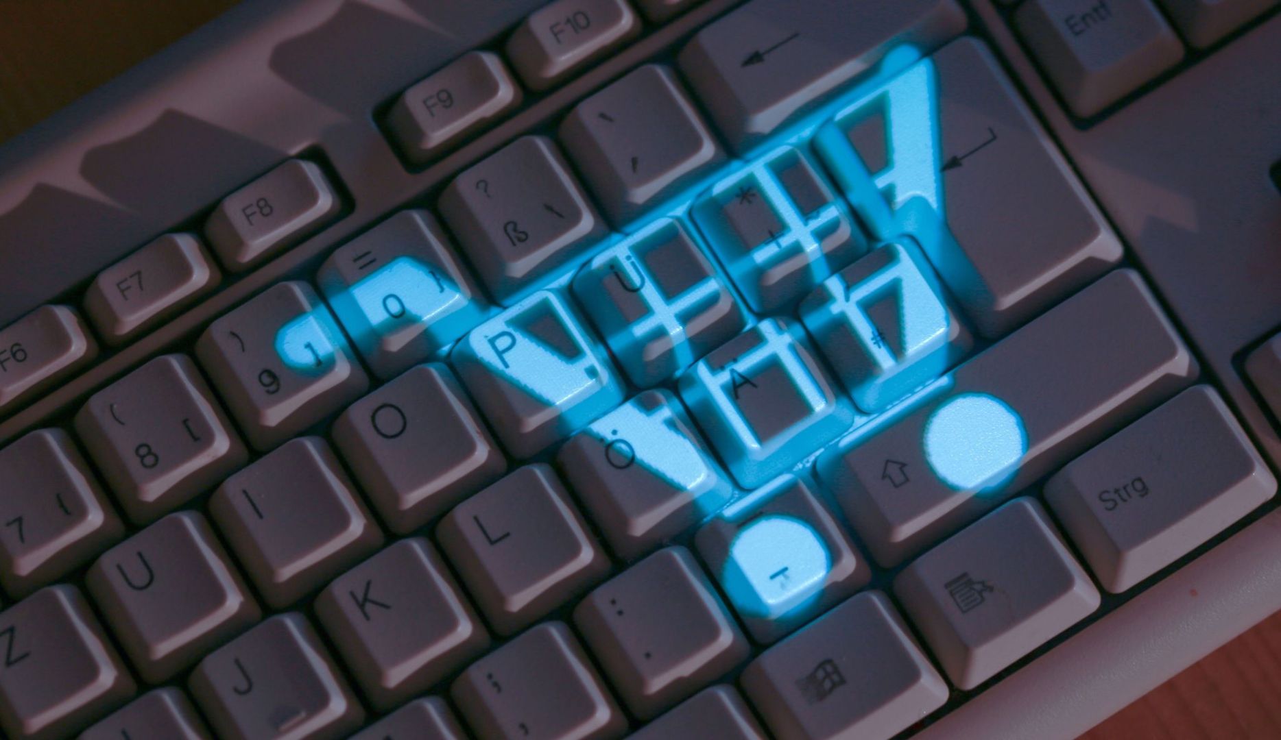 Das Symbol eines Einkaufskorbs leuchtet auf einer Tastatur