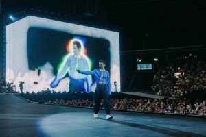 Das Team von Harry Styles erklärt, dass die Plätze mit eingeschränkter Sicht im Innenraum seiner Arenashows überprüft und angepasst werden, nachdem VIP-Fans sich darüber beschwert hatten, dass ein riesiger Laufsteg ihnen die Sicht auf die Bühne versperrte