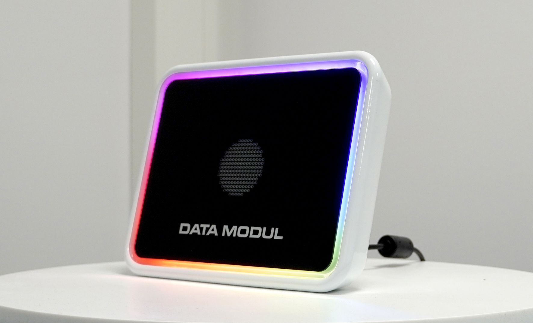 DATA MODUL ermöglicht IP65-geschützte Lautsprecher- und Mikrofonintegration hinter Glas