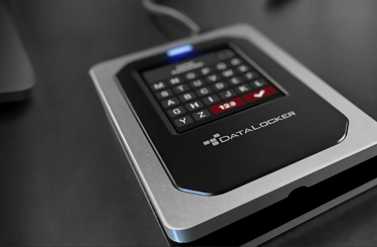 DataLocker erreicht als erster Hersteller FIPS 140-3 Level 3 Zertifizierung und TAA-Compliance sowohl für mobile Festplatten als auch für USB-Drives