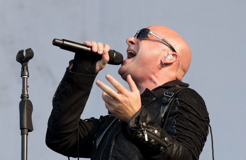 David Draiman von Disturbed machte seiner Freundin live auf der Bühne einen Heiratsantrag.