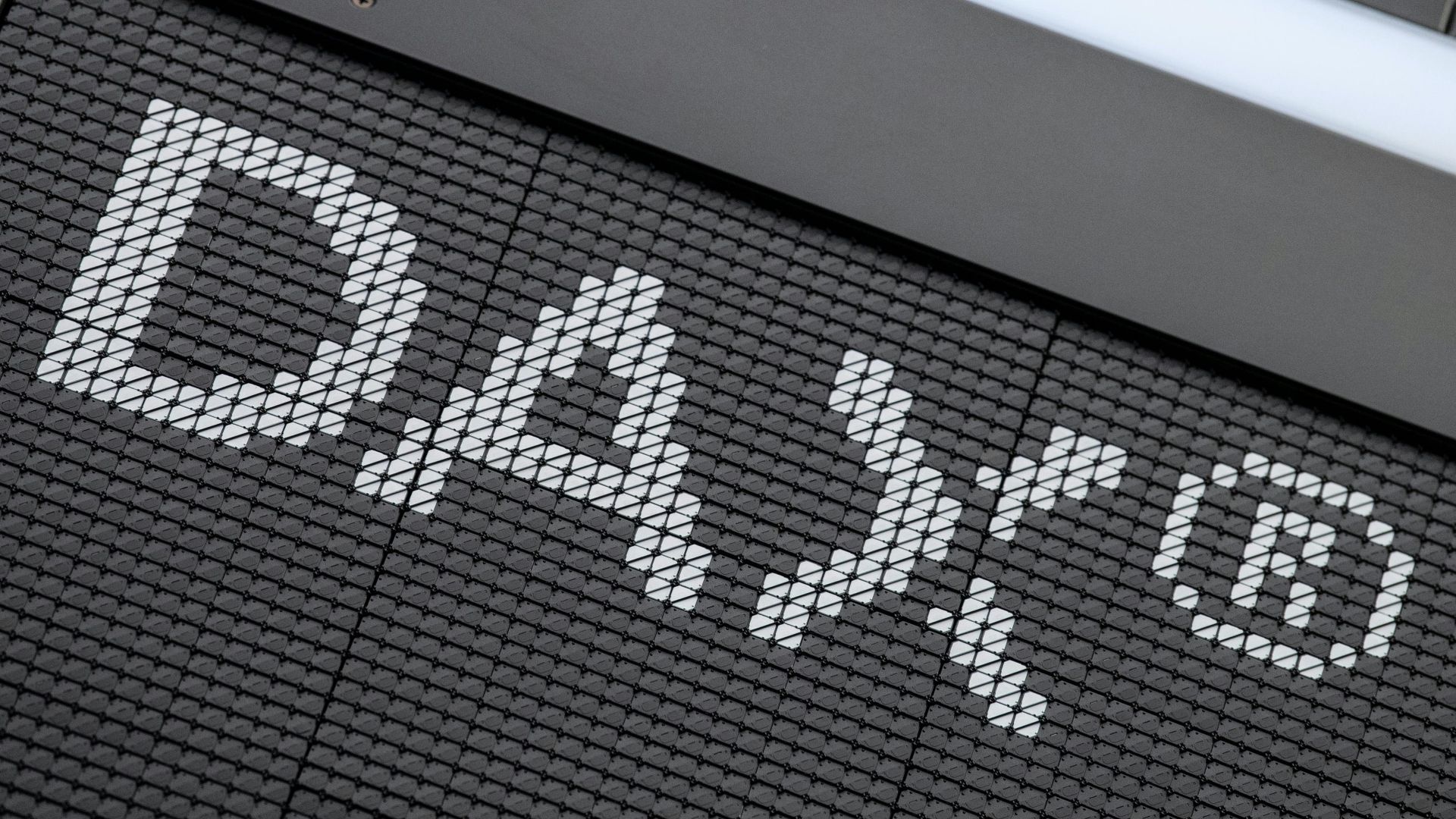 DAX stabil trotz schwacher Industriedaten – Frankreich bleibt Unsicherheitsfaktor