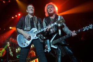 Def Leppard sind seit 34 Jahren zusammen. Frontman Joe sieht den Grund darin, dass die Musiker ihren gemeinsamen Humor bewahrt haben.