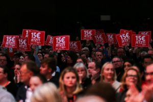 Delegierte auf SPD-Parteitag werben für 15 Euro Mindestlohn (Archiv)