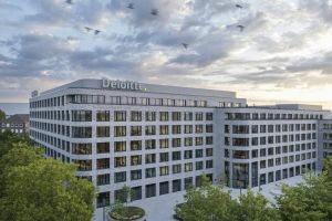 Deloitte kürzt Boni und Beförderungen – Consulting-Sparte bleibt deutlich hinter Erwartungen zurück
