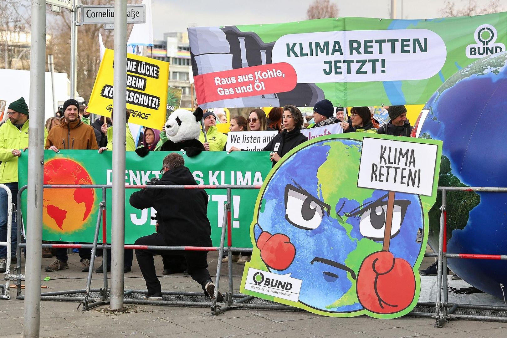 Demonstranten protestieren für Klimaschutz (Archiv)