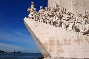 Der Fluss Tejo mit dem Denkmal der Entdeckungen.