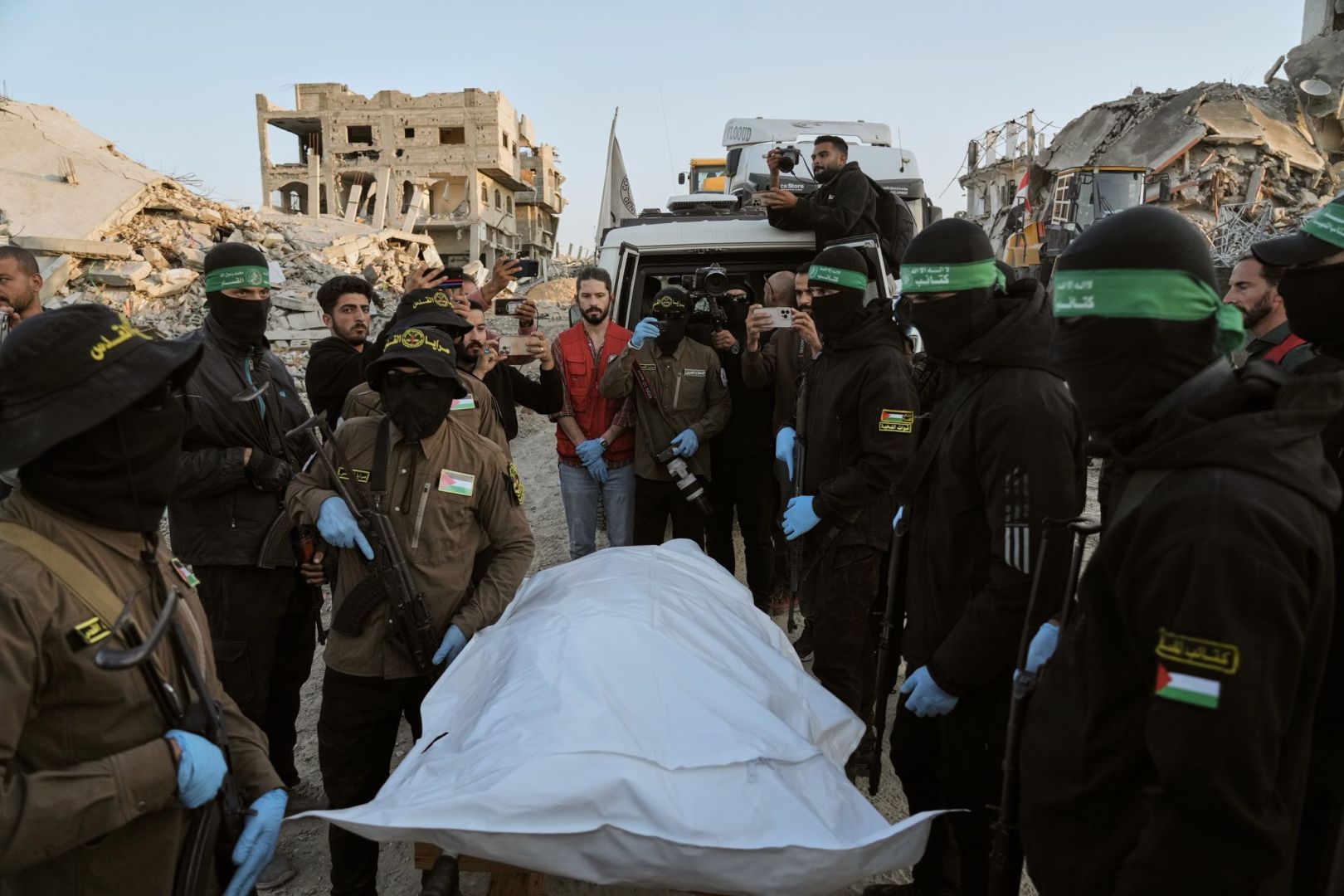 Der Islamische Dschihad und der Hamas übergeben eine Leiche.