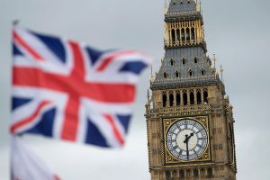 Der Union Jack weht vor dem Big Ben