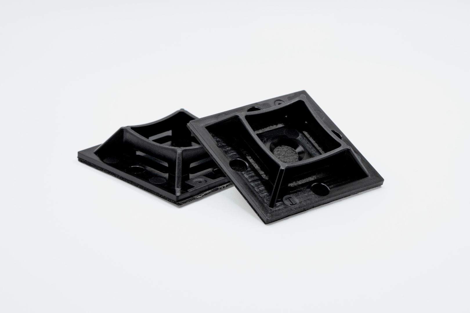 Der Universalklebesockel: sichere Kabelbefestigung für Industrie und Handwerk