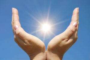 Deutlich effizienter als Batterien: Forscher speichern Sonnenergie in Molekülen