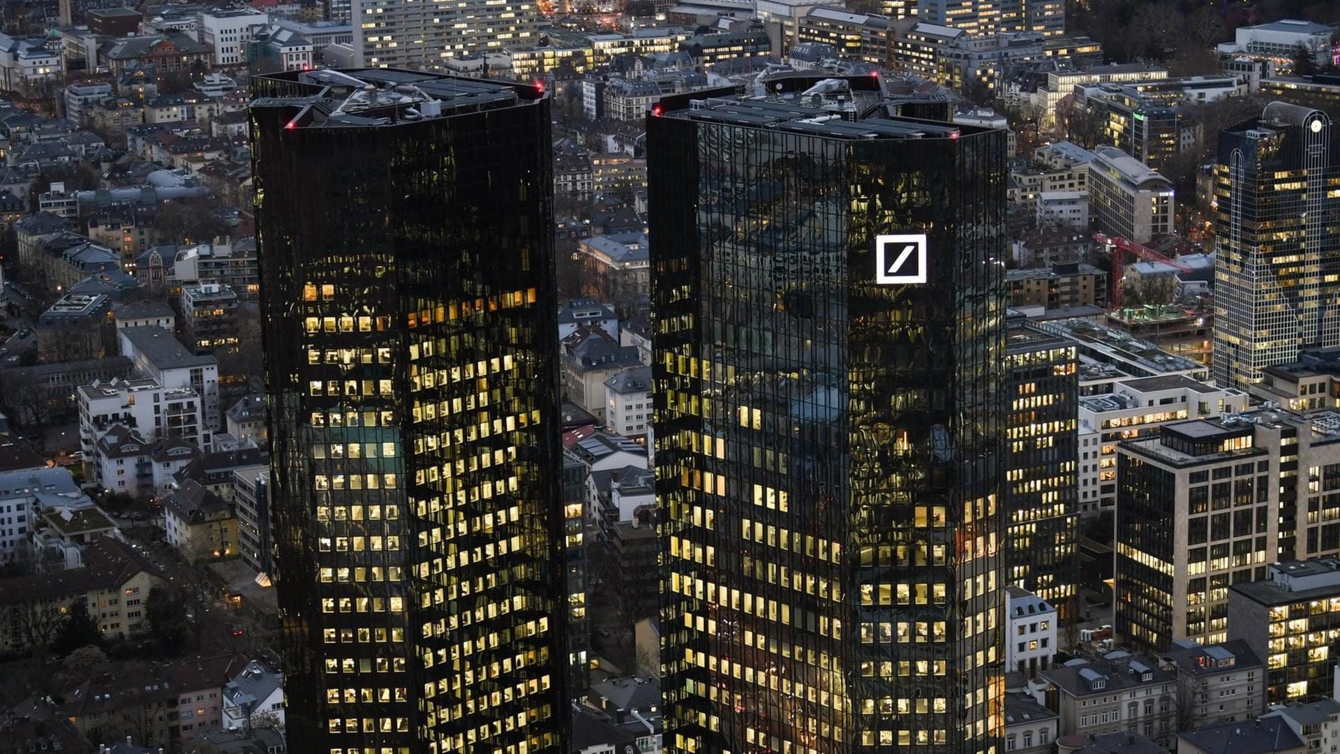 Deutsche Bank im Aufwind – Zolleinigung beflügelt Kurse, doch Risiken bleiben
