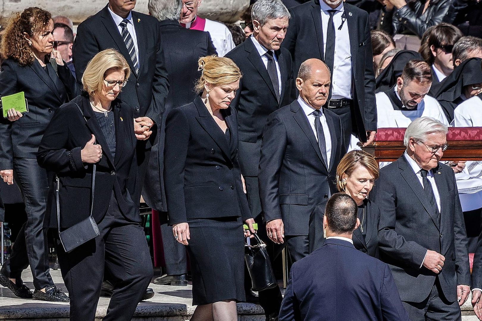 Deutsche Delegation mit Rehlinger, Klöckner, Scholz und Steinmeier beim Papst-Begräbnis am 26.04.2025