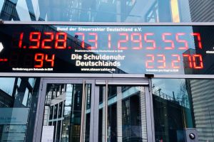 Deutschlands Schuldenrekord zwingt Investoren zu höheren Renditen