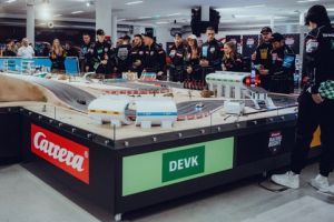 DEVK präsentiert prominente Duelle auf digitaler Rennstrecke