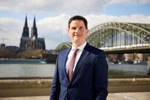 DEVK-Vorstand Dr. Michael Zons kümmert sich um das Kundenressort