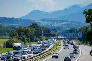 Dichter Verkehr auf der A8 bei Rosenheim