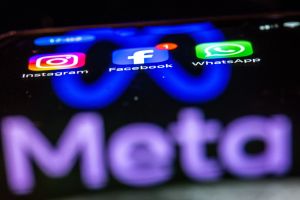 Die Apps Instagram, Facebook und WhatsApp auf einem Handy