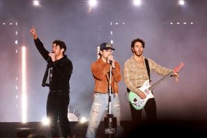 Die Jonas Brothers steigen mit 'Hey Jonas!' in die Podcast-Welt ein – einer wöchentlichen Serie, die ungefilterte Geschichten, Backstage-Chaos und jede Menge Geschwister-Geplänkel verspricht.