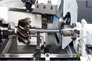 Die JUNICOR Korundschleifmaschine besticht durch Präzision und variable Konfigurationsmöglichkeiten