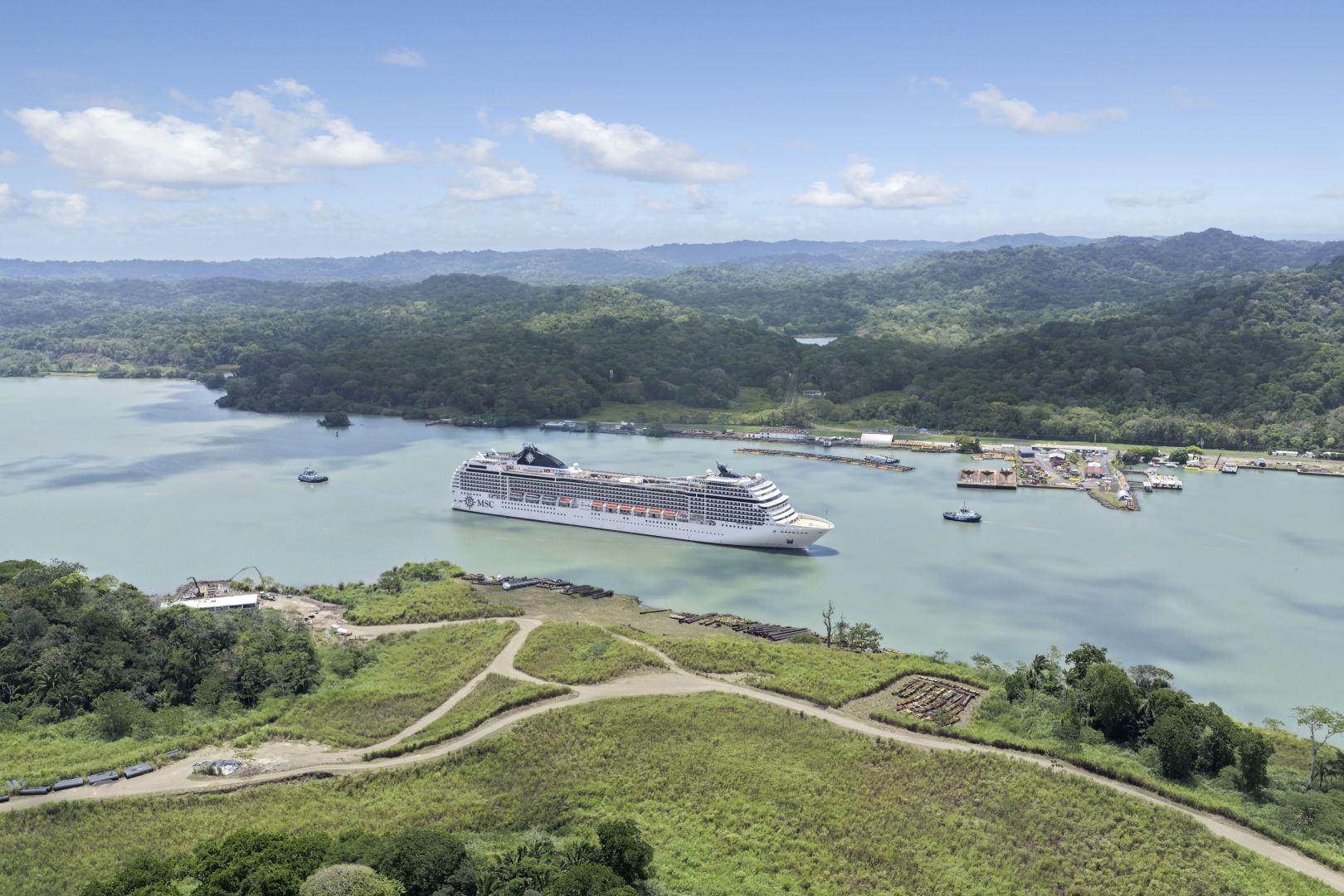 Die MSC Poesia passiert den Panamakanal