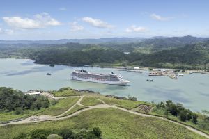 Die MSC Poesia passiert den Panamakanal