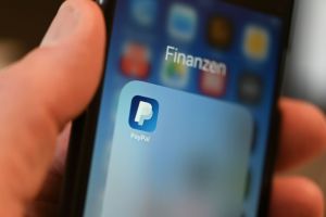 Die Paypal-App ist auf einem Smartphone zu sehen