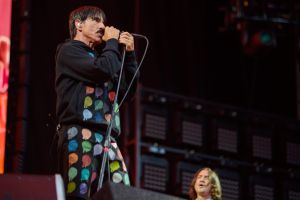 Die Red Hot Chili Peppers haben ihren gesamten aufgenommenen Musikkatalog in einem Deal im Wert von mehr als 255 Millionen Euro an die Warner Music Group zurückverkauft.