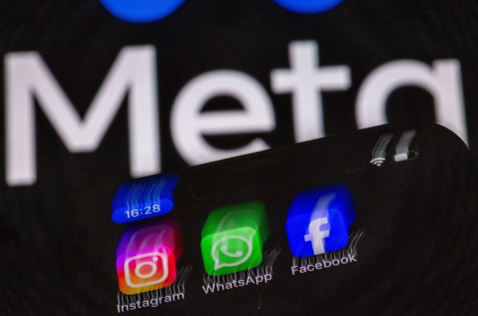 Die Sozialen Apps von Meta auf dem Display eines Smartphones